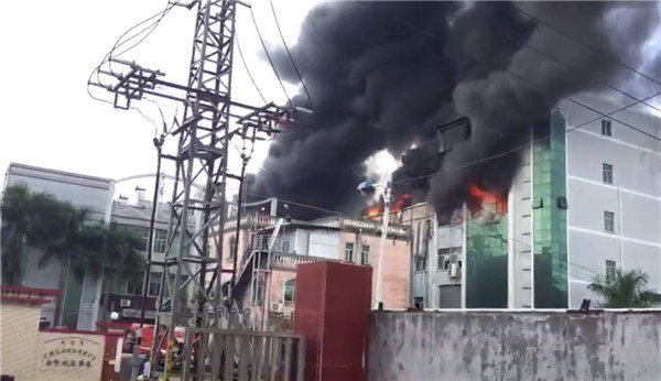 头条 |东莞又一纸箱厂发生火灾，火势凶猛，浓烟冲天！
